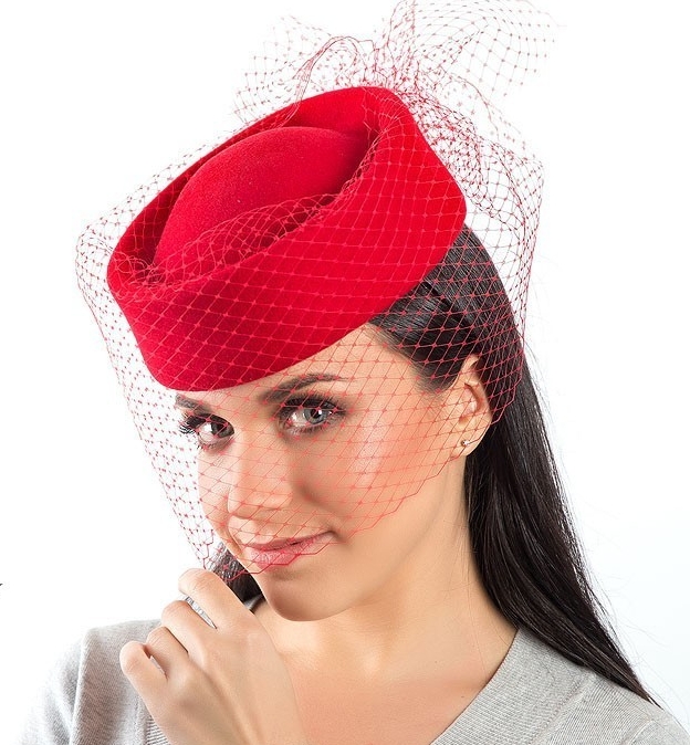 купить красную шляпку с вуалью, красная свадебная шляпка, шляпка таблетка с вуалью, купить шляпку в москве, купить шляпку в Питере, фетровая шляпка с вуалью, маленькая шляпка, шляпка для праздника, шляпка для скачек, Анна Андриенко