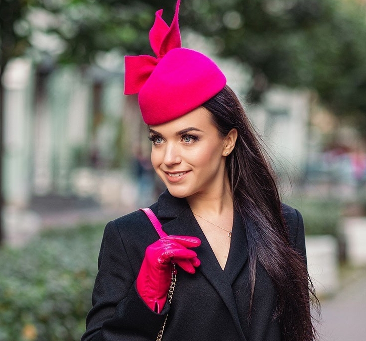 фуксия, вечерняя шляпка, маленькая шляпка, шляпка таблетка, фуксия шляпка, стильная шляпка, дизайнерская шляпка, женская шляпка, купить шляпку в Москве, купить шляпку в Питере, шляпка для скачек, весенняя шляпка, осенняя шляпка, шляпка с бантом, шляпка в подарок, Анна Андриенко, шляпка для приема, статусная шляпка