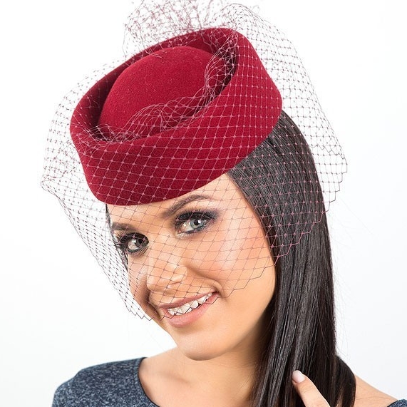 купить Бордовая шляпка таблетка с вуалью, купить таблетку женскую в Москве, купить шляпку с вуалью в Питере, шляпка для скачек, купить маленькую шляпку, Анна Андриенко, фетровая шляпка с вуалью