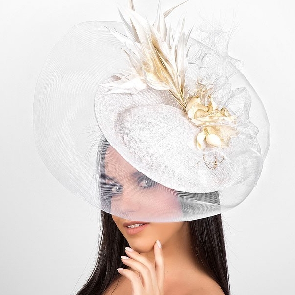купить белую шляпу для скачек, купить белую шляпу для свадьбы, купить белую свадебную шляпку, купить белую вечернюю шляпку, купить женскую шляпку в Москве, купить дизайнерскую шляпку Спб, купить белую шляпку в Питере, шляпка для праздника, шляпка для фотосессии, шляпка с цветами