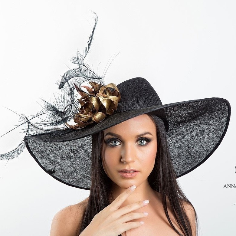 купить черную широкополую шляпу для скачек, купить вечернюю шляпу в Москве, купить дизайнерскую шляпу в Питере, Анна Андриенко, шляпа с асимметричной тульей, шляпа с перьями для фотосессии, шляпа для праздника и для свадьбы, шляпа для светского мероприятия,