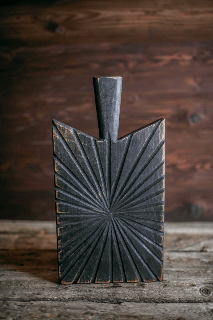 Доска разделочная квадратная дизайнерская с узорами темная