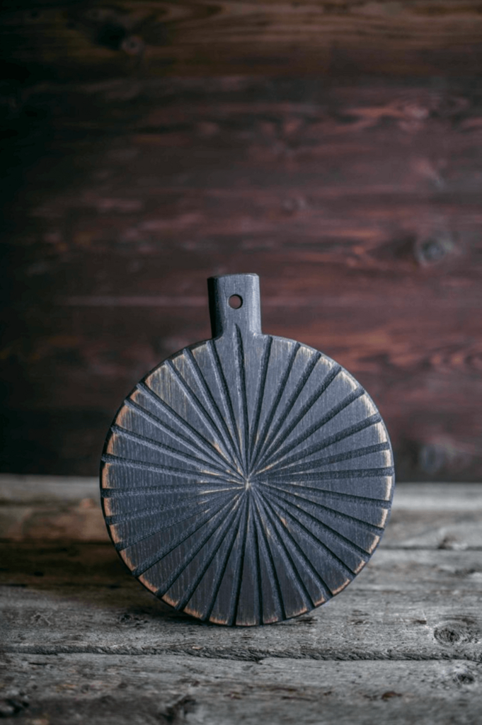 Доска разделочная дизайнерская круглая с узорами темная