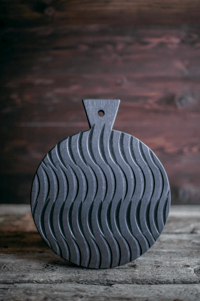 Разделочная доска для подачи дизайнерская с узорами круглая темная