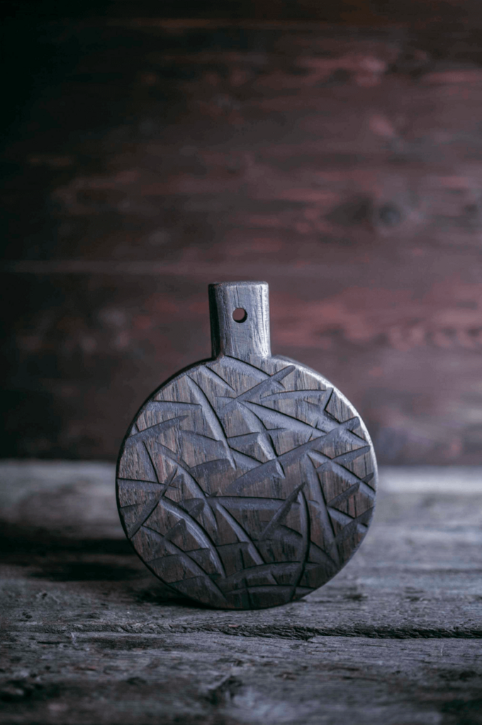 Доска дизайнерская круглая рельефная серая