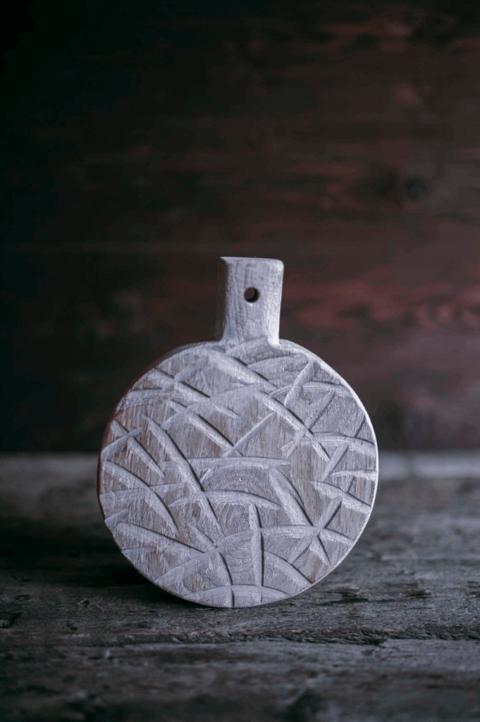 Доска дизайнерская круглая рельефная светлая