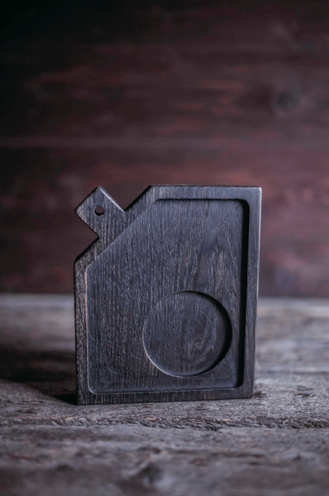 Доска для подачи в форме канистры темная