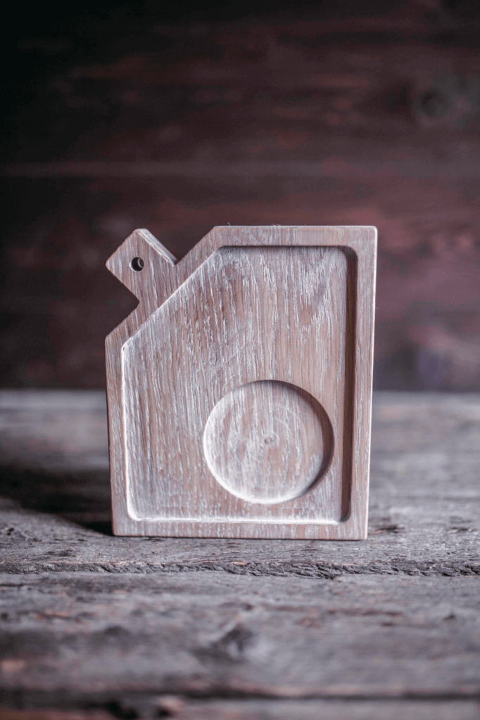 Доска для подачи в форме канистры