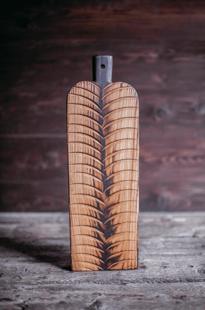 Доска дизайнерская с узором светлая