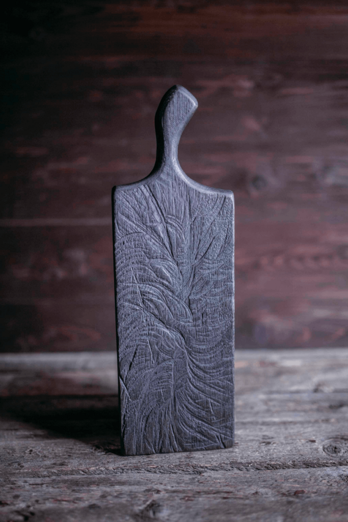 Доска прямоугольная темная с узором