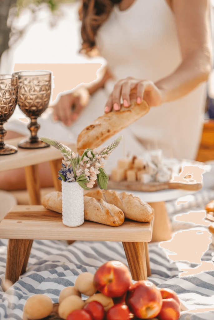 Подставка на ножках карагач белая