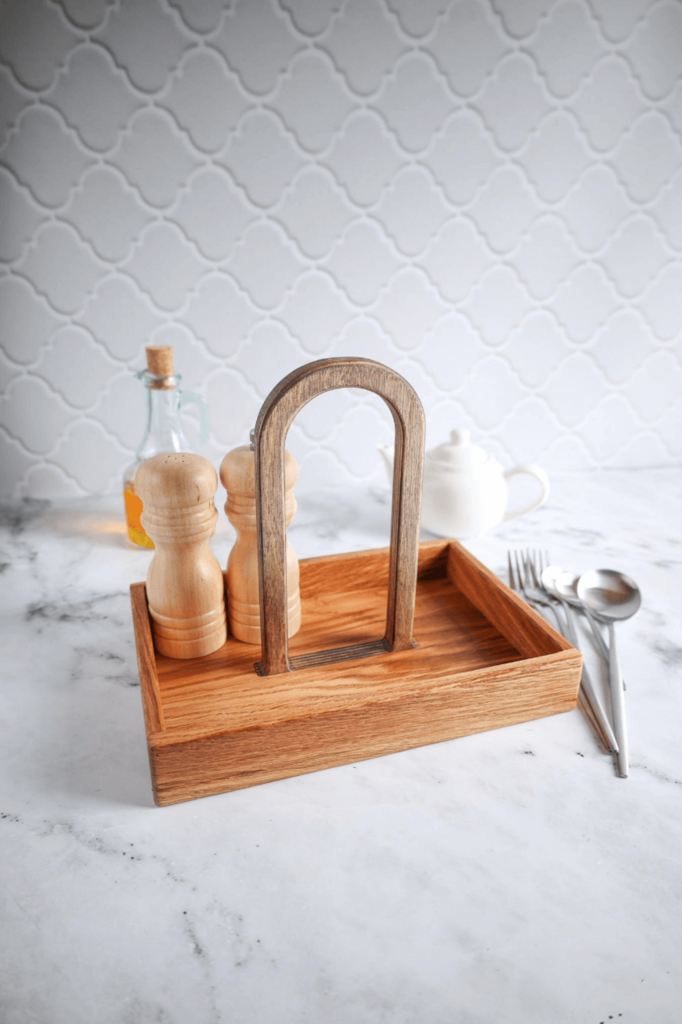 Ящик для кондиментов с ручкой.