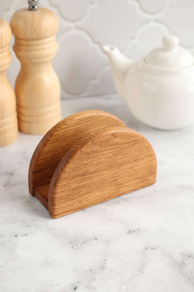 Салфетница овальная из  дуба светлая.