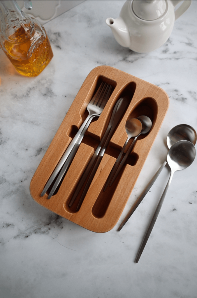 Подставка под столовые приборы светлая из бука.