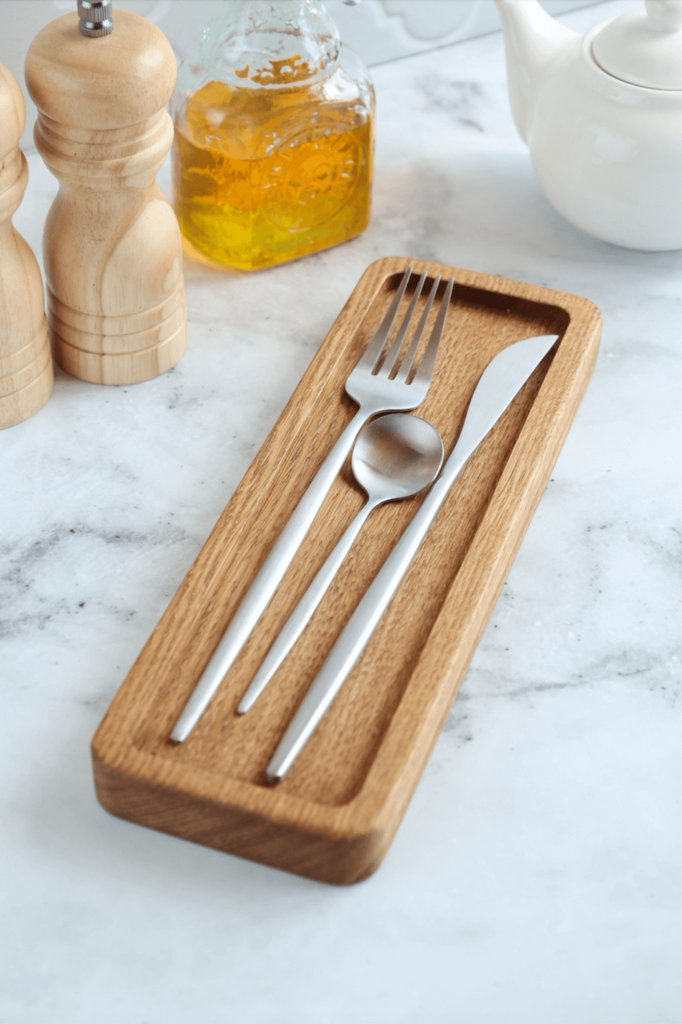 Подставка под приборы из дуба прямоугольная.