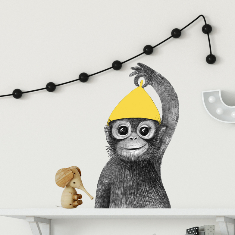 Обезьянка в желтой шапочке - стикер интерьерный