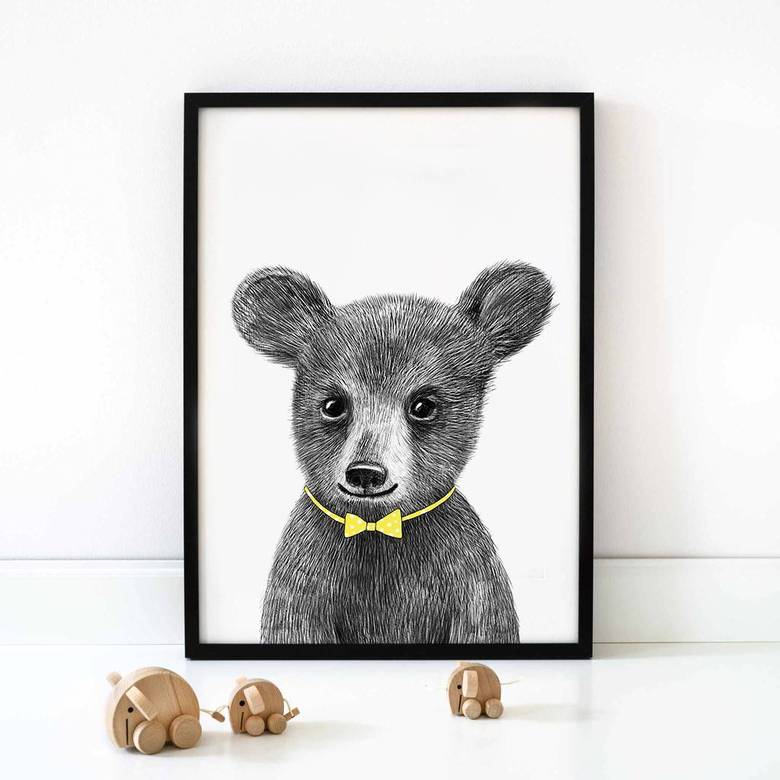 Малыш медвежонок в галстуке-бабочке