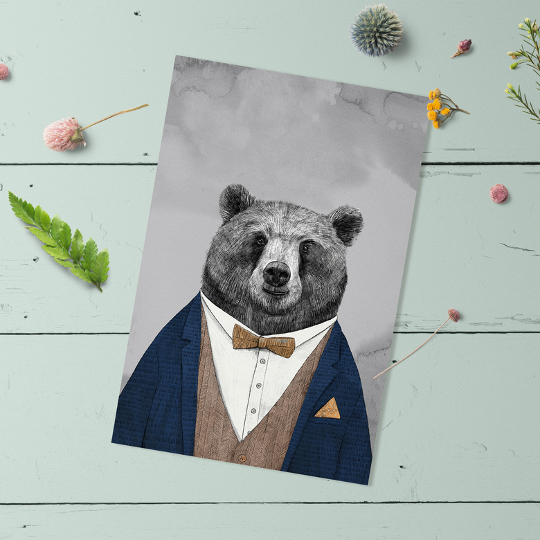 Медведь в костюме - открытка
