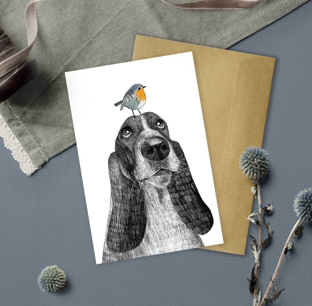Бассет-хаунд с птичкой - открытка