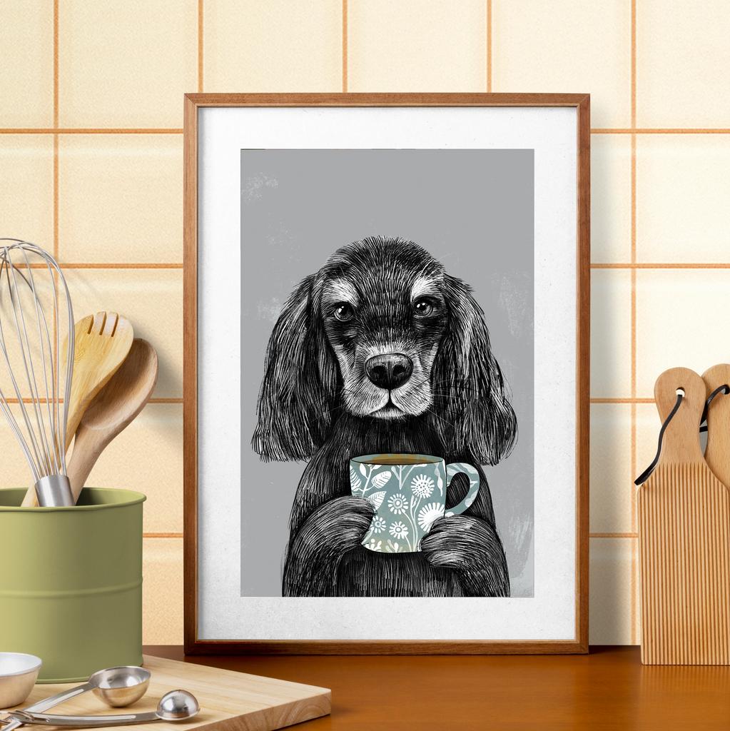 Английский коккер с кружкой кофе