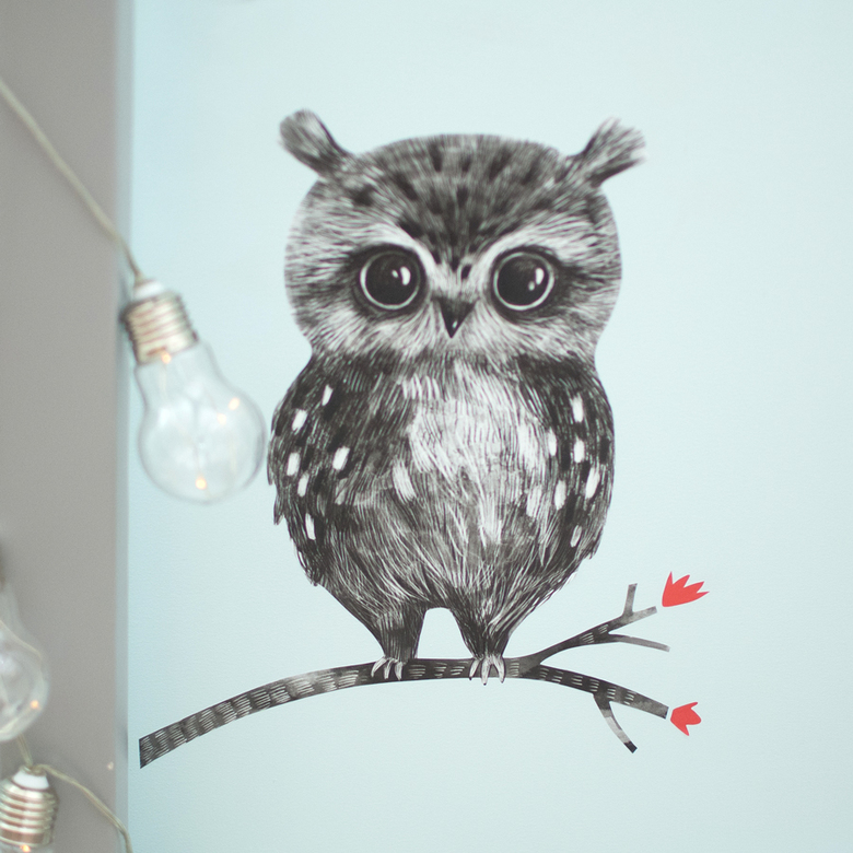 Совенок на веточке - стикер интерьерный