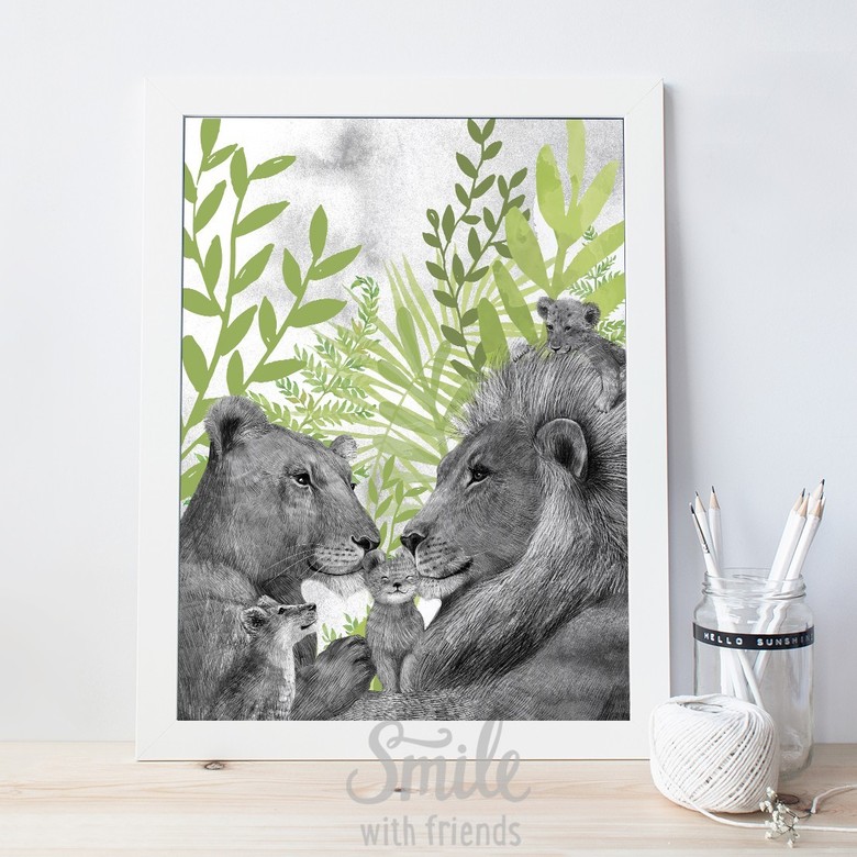 Львы на лужайке с одним двумя или тремя львятами