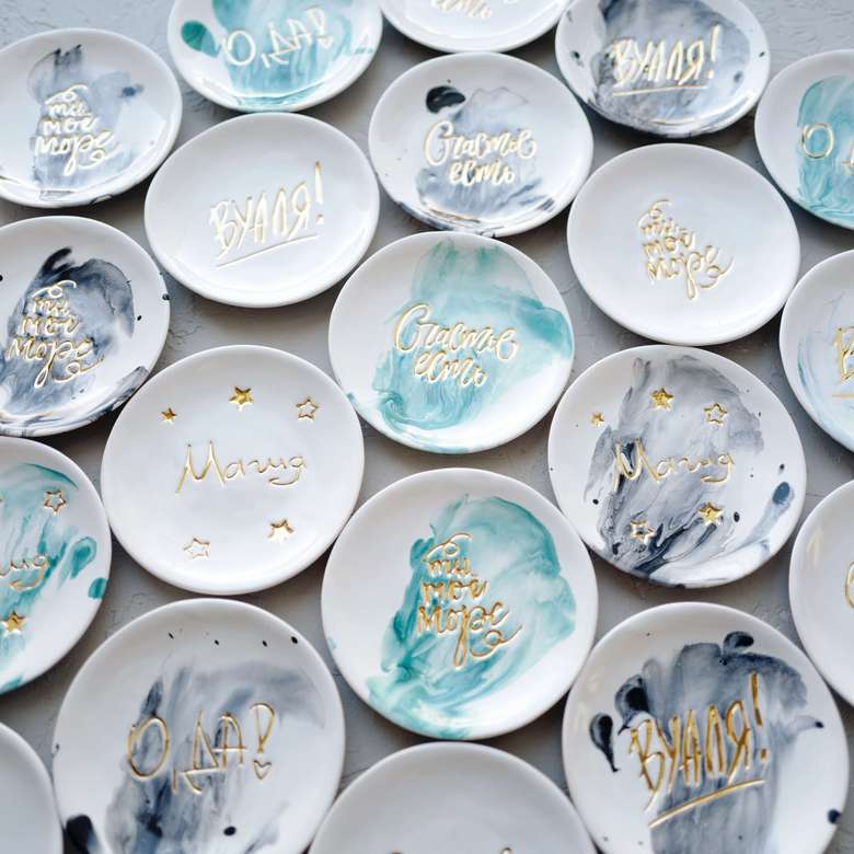 Серия блюдец с золотой каллиграфической надписью