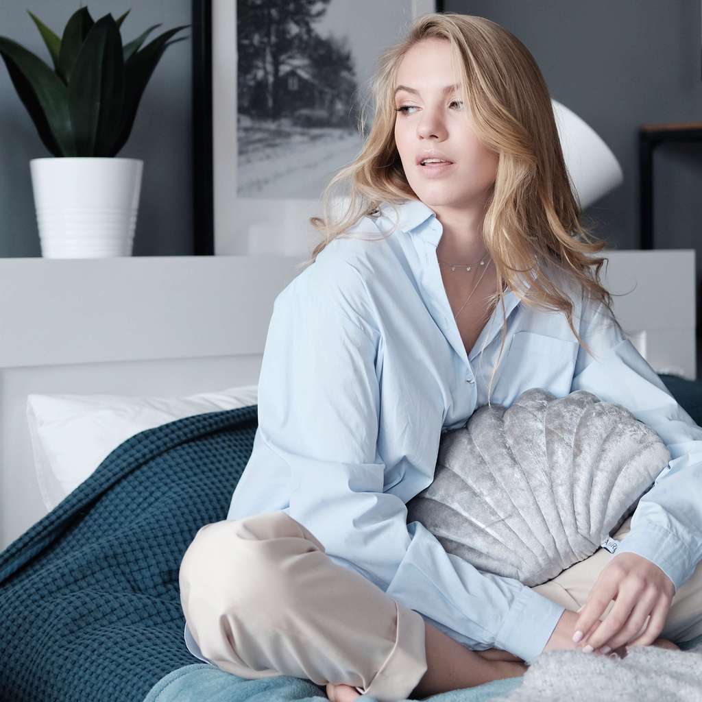 Подушка-ракушка декоративная "Awareness" серая