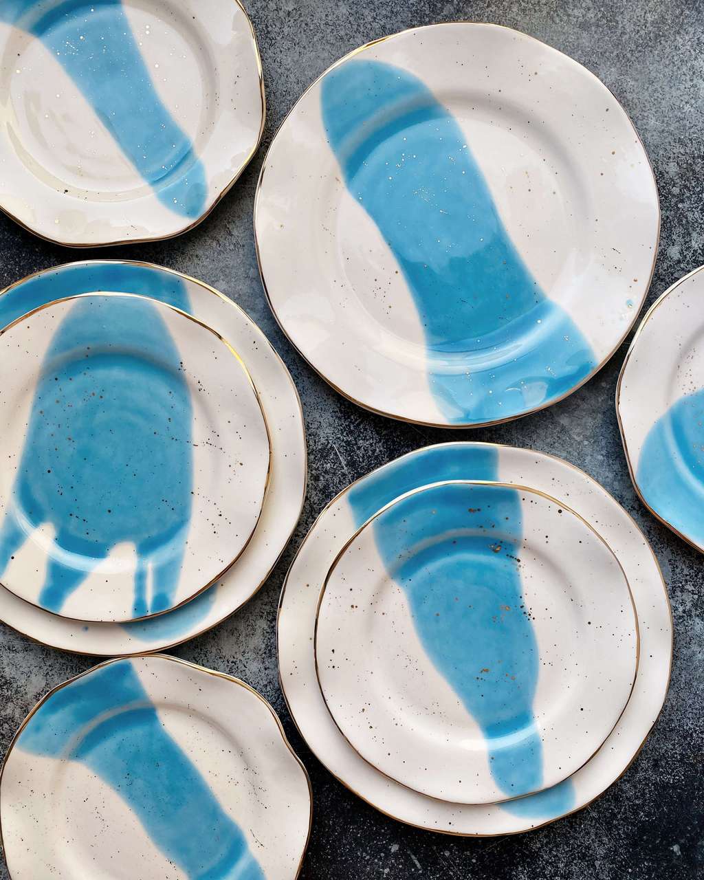 Серия тарелок и блюд "Волна" с голубой глазурью