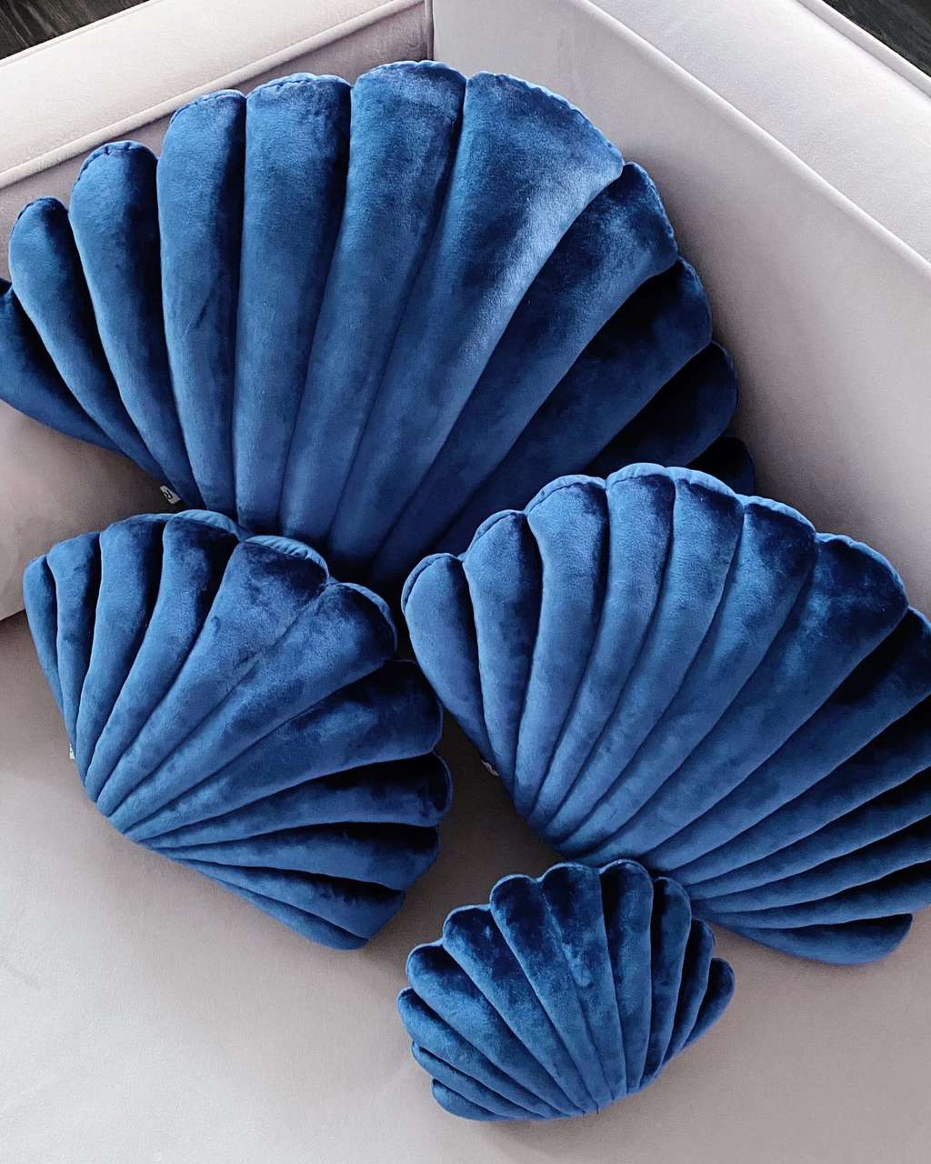 Подушка-ракушка декоративная "Awareness" ярко-синяя