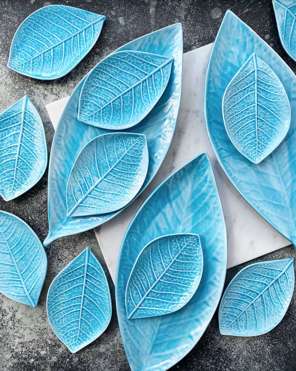 Серия блюд и блюдец "Листья" голубые