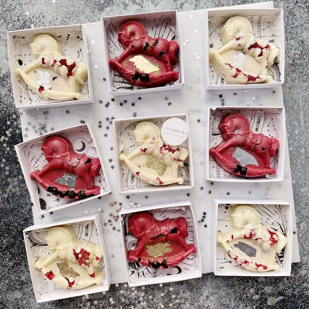 Шоколадная лошадка с сублимированными ягодами