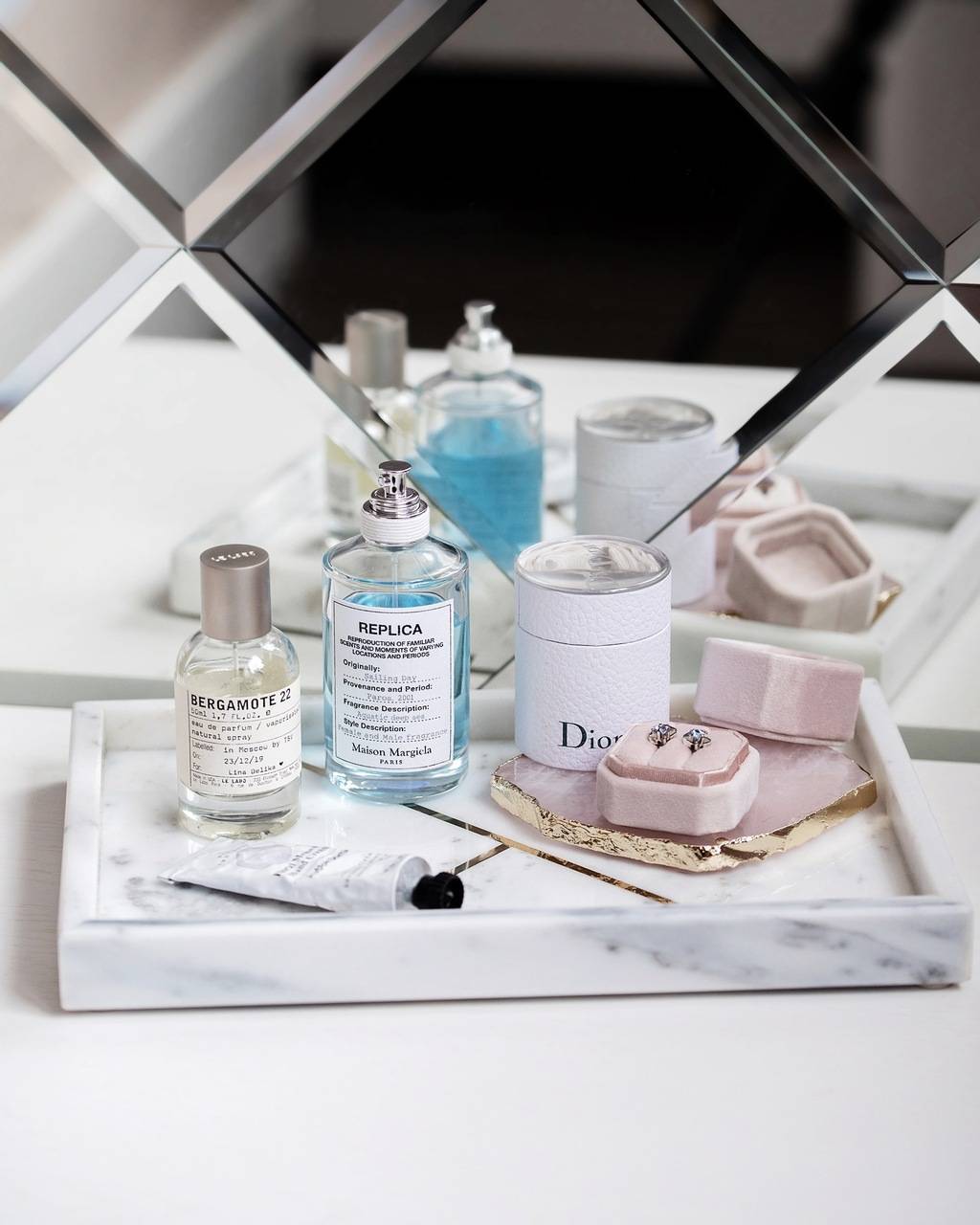 Мраморный поднос с латунными вставками