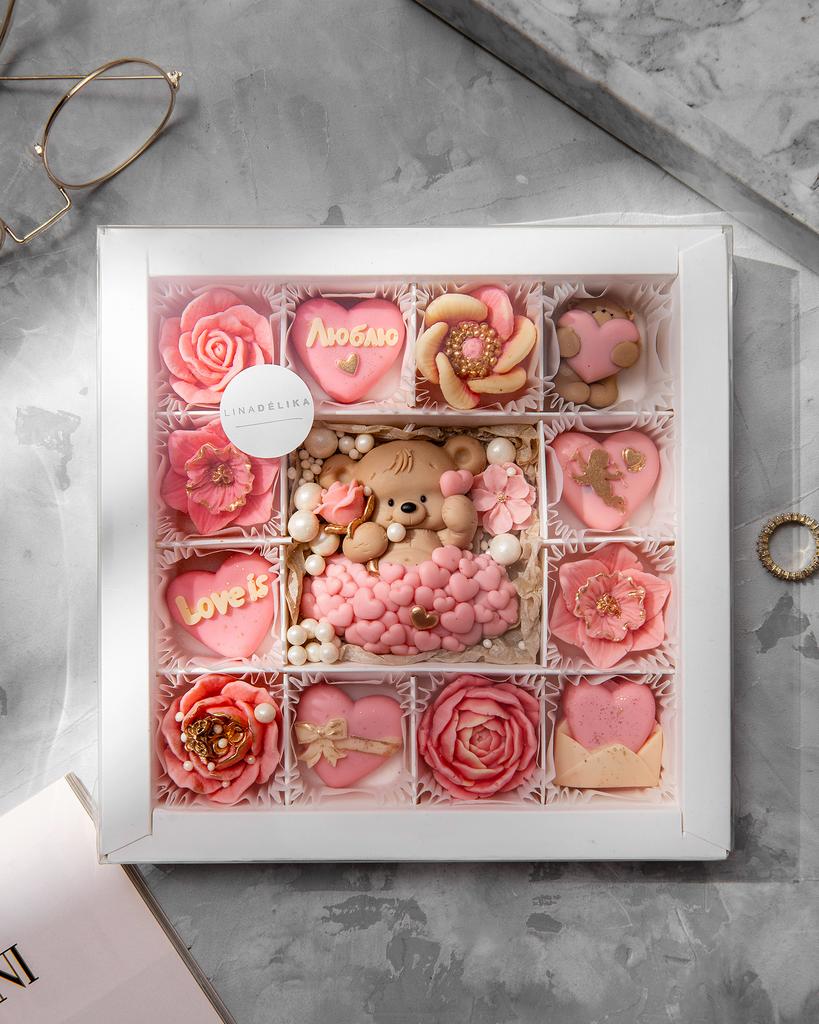 Коробка шоколадных конфет из белого и молочного шоколада с мишкой