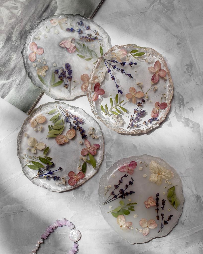 Подставка из эпоксидной смолы и сухоцветов, 13см