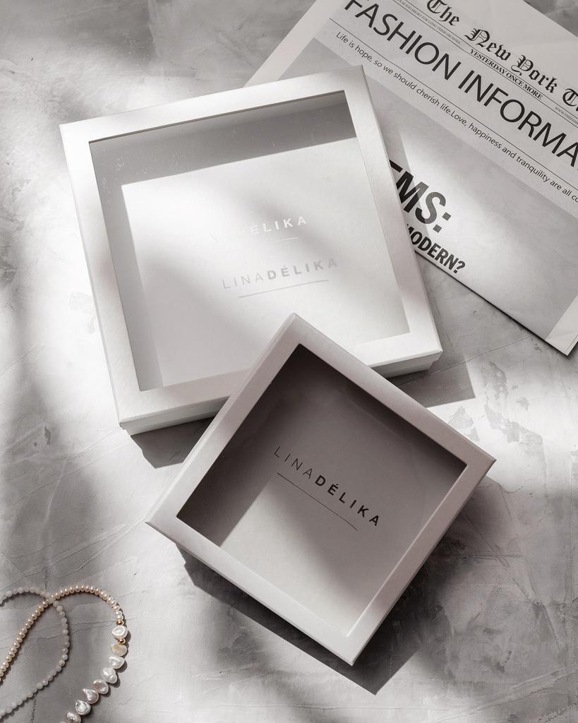 Подарочная коробка плоская с окном (21х21см и 14,5х14,5см)