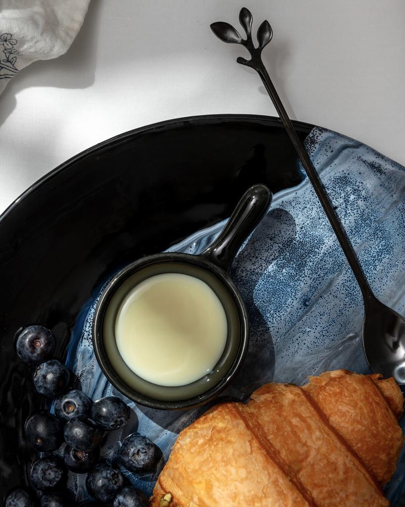 Соусница черная в форме сковороды