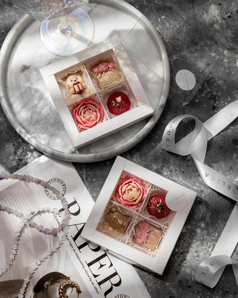 Набор из шоколадных конфет из белого и молочного шоколада