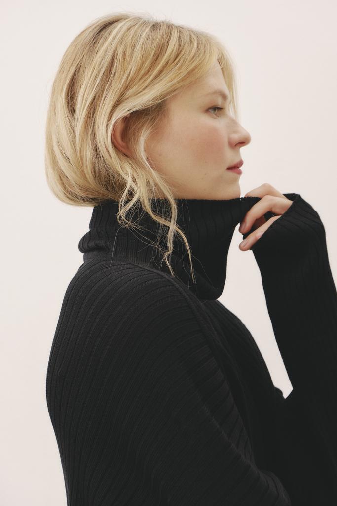 Свитер с горлом чёрный