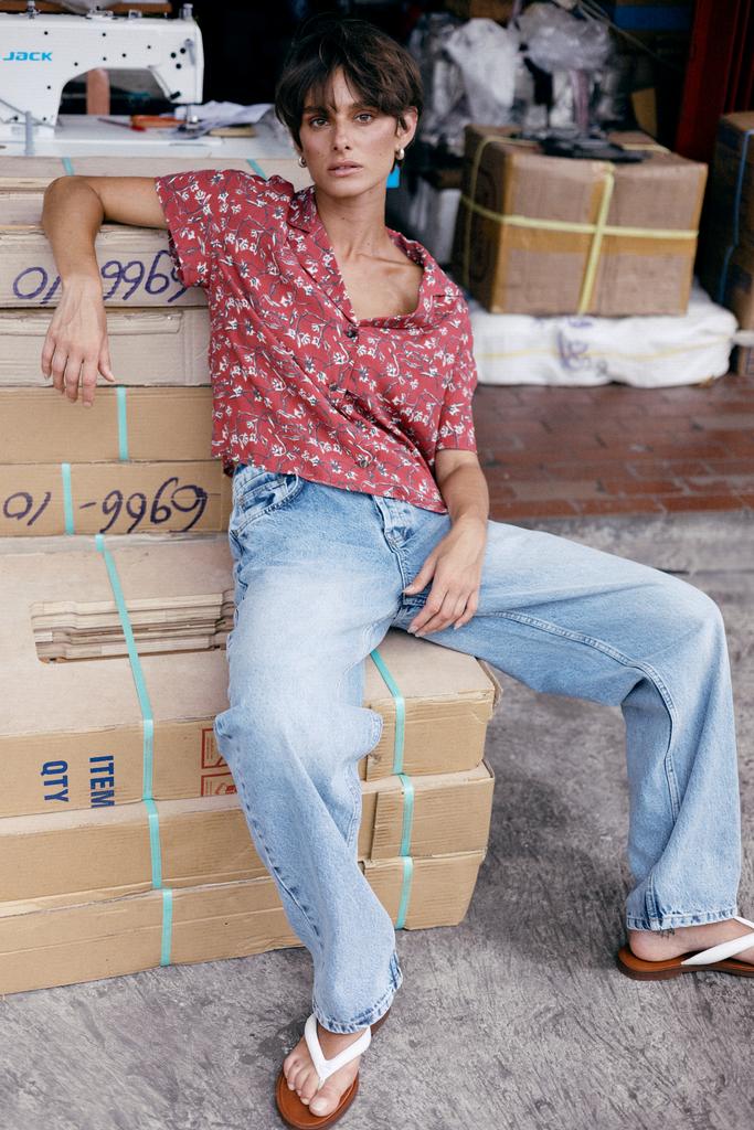 Блузка с коротким рукавом в цветочек