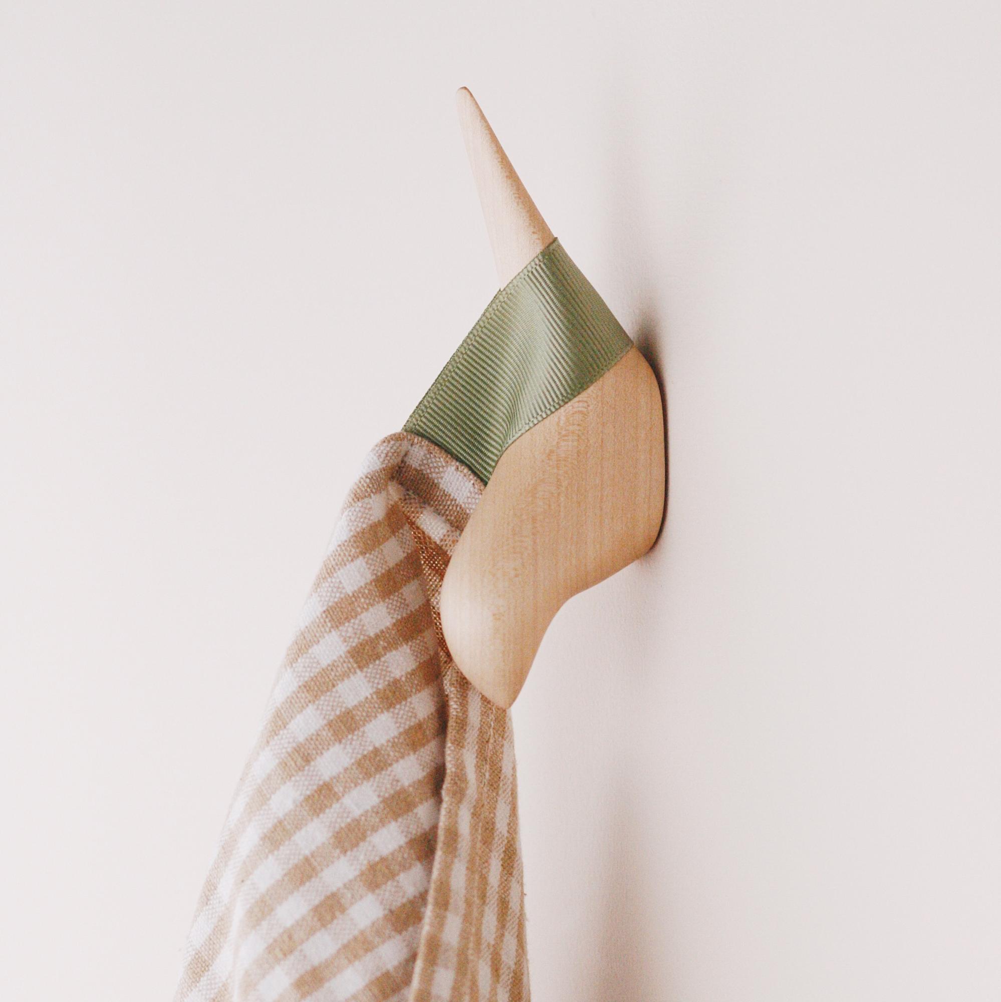 Крючок самоклеящийся "Птичка" - клён 1 шт.