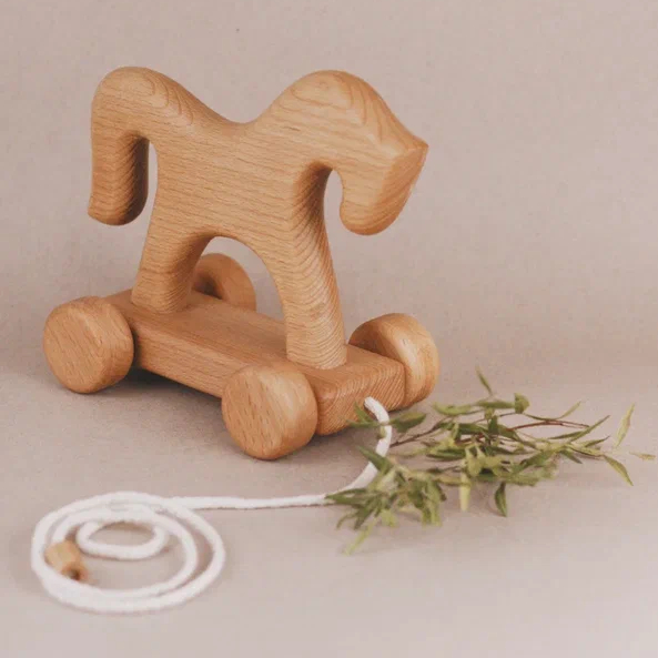 Лошадка-каталка буковая