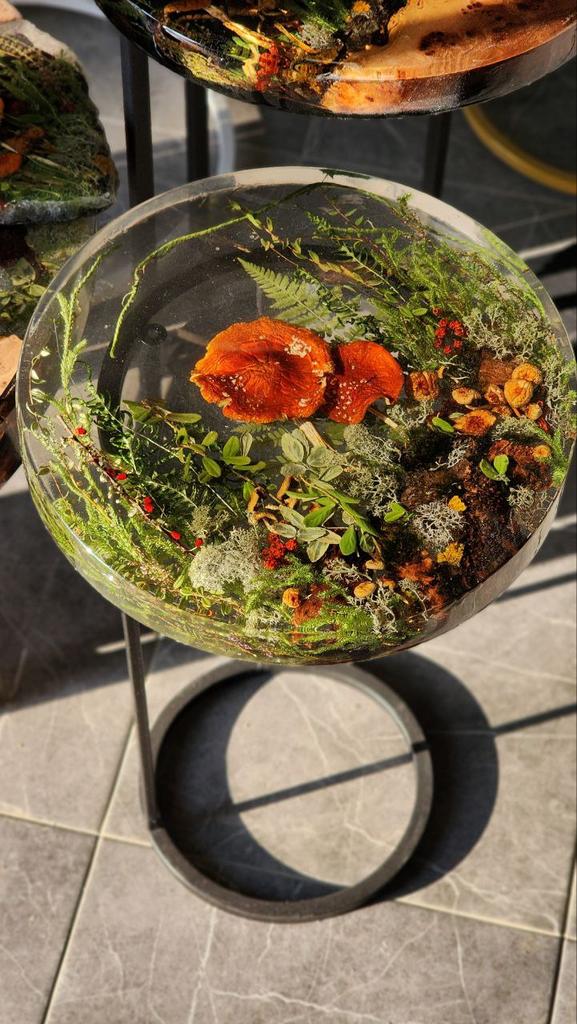 Столик с грибами