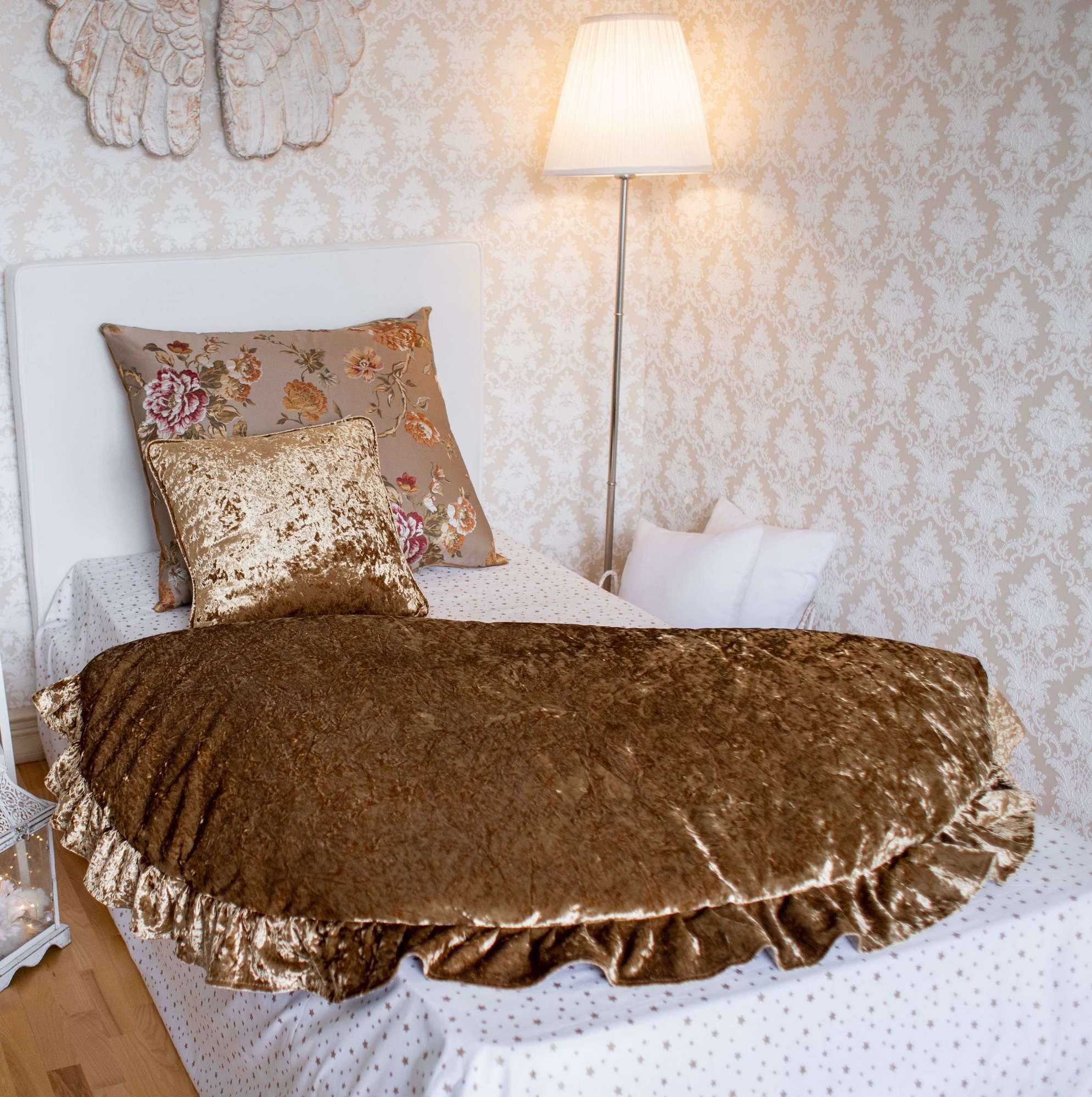 Пуф-ковер Amari с рюшей золото