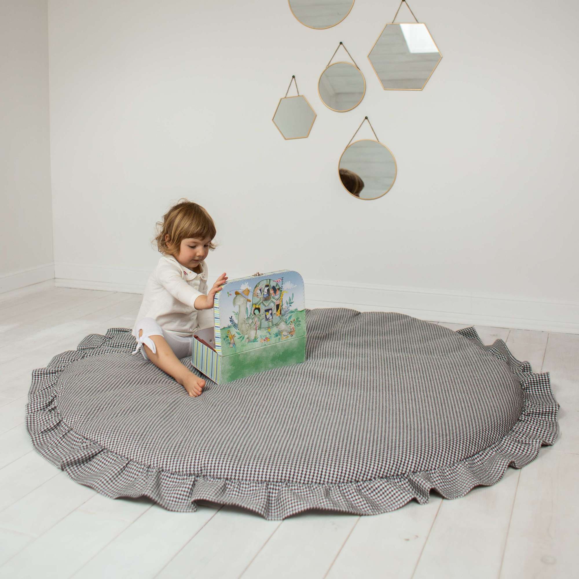 Пуф круглый с рюшей гусиная лапка черно-белая