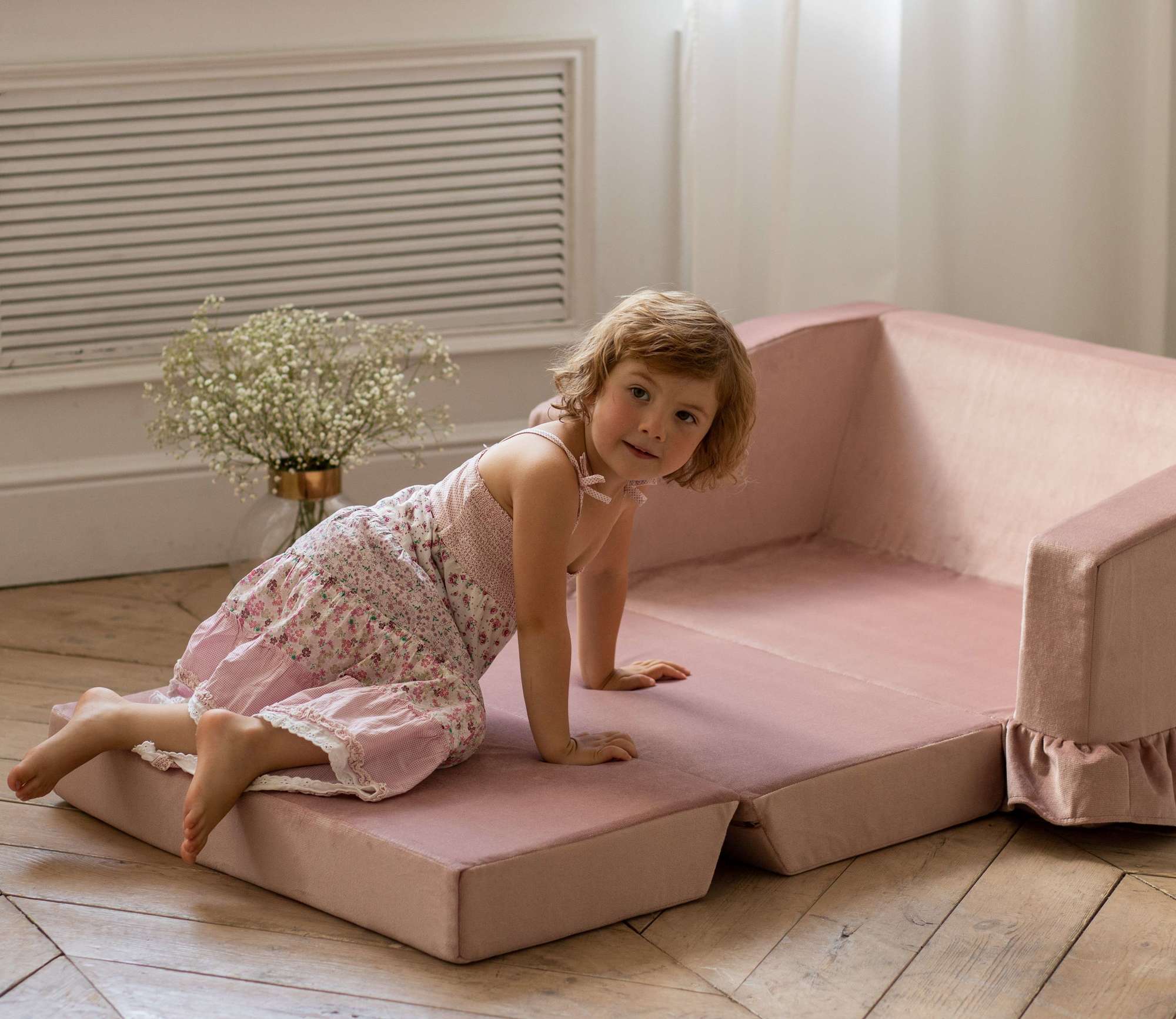 Диванчик раскладной  с рюшей розовый