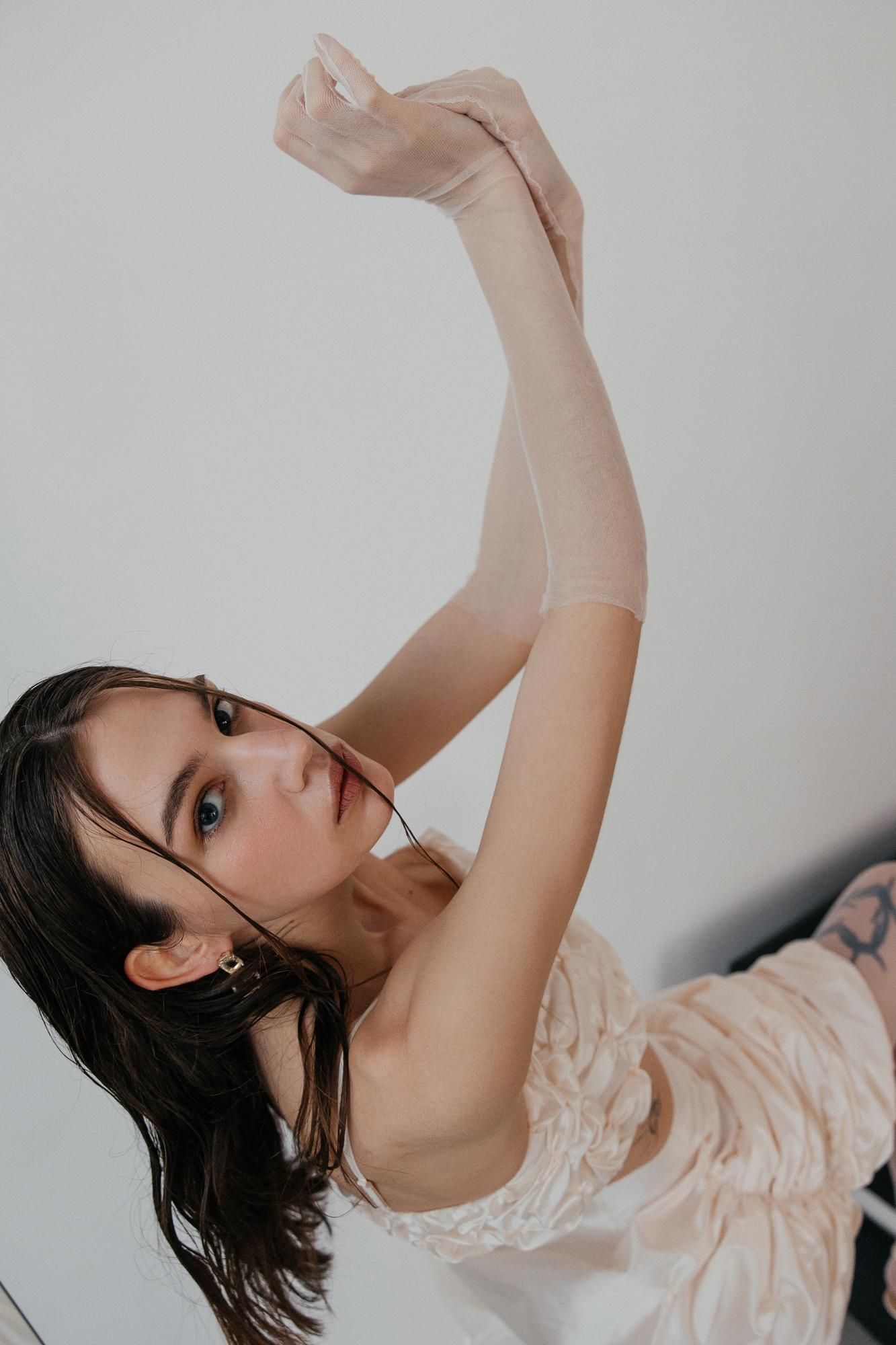 Длинные перчатки из шёлковой сетки