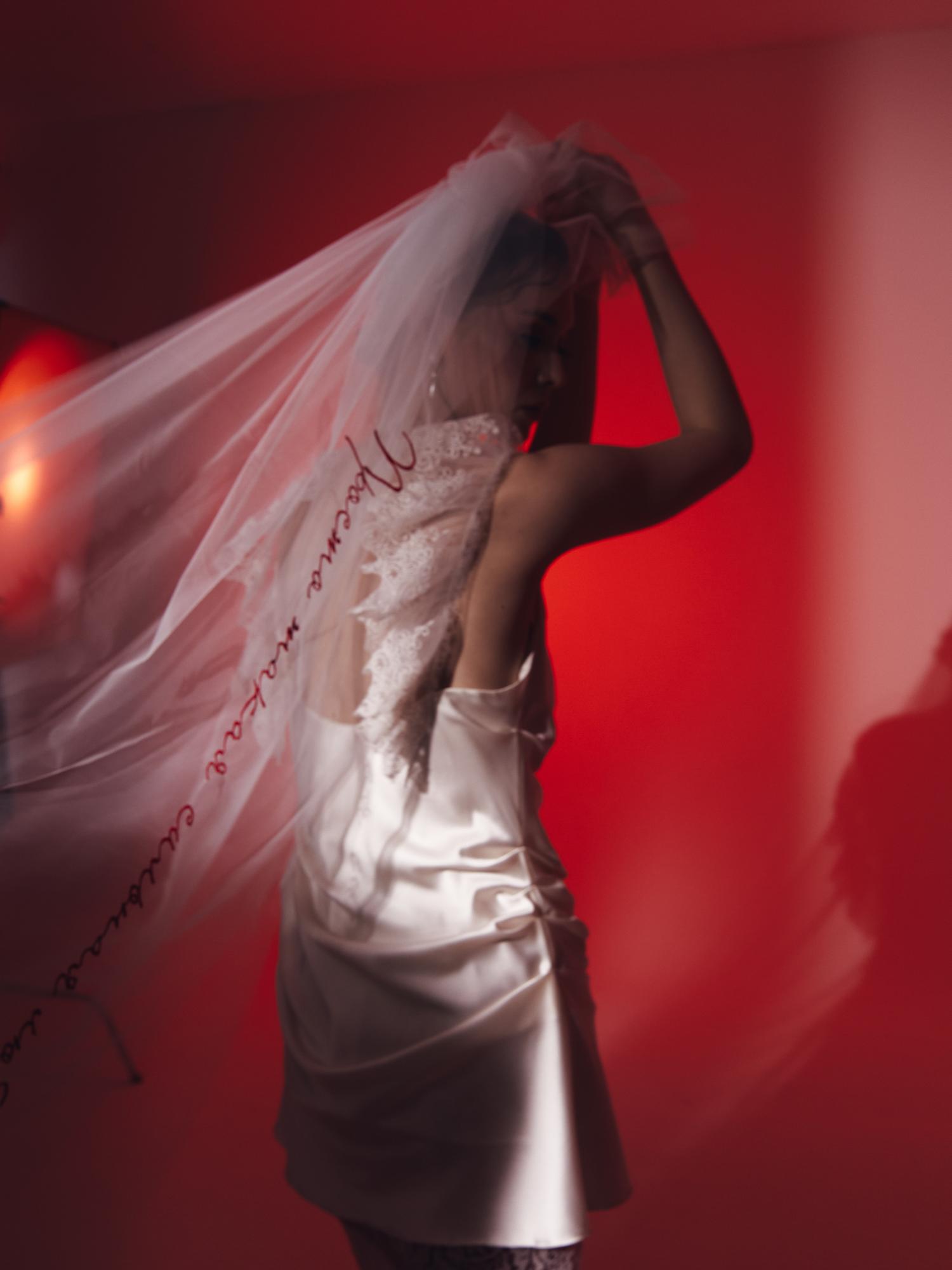 Короткая фата с вышивкой "Просто такая сильная любовь"