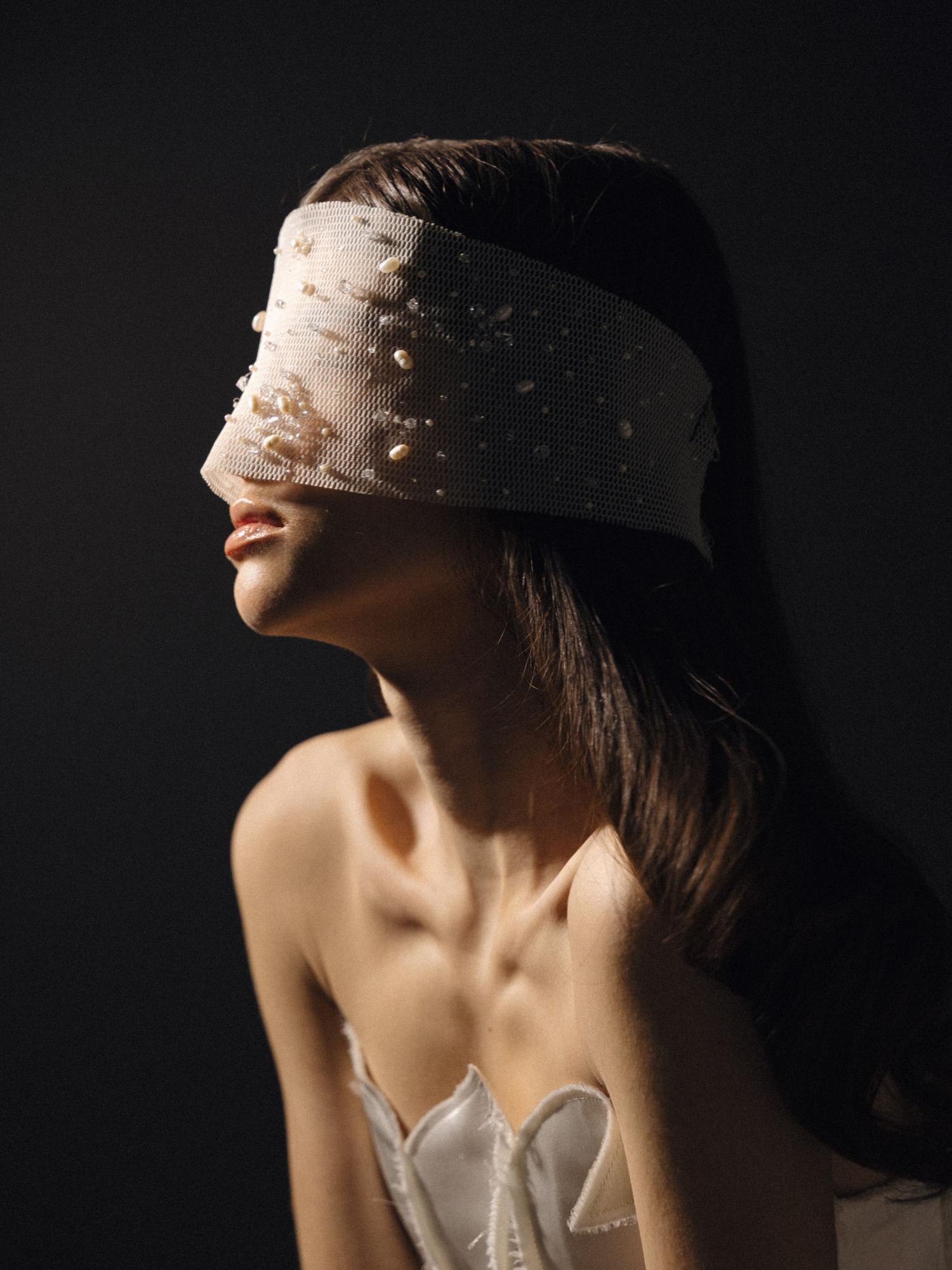 Маска с натуральным жемчугом и кристаллами Swarovski