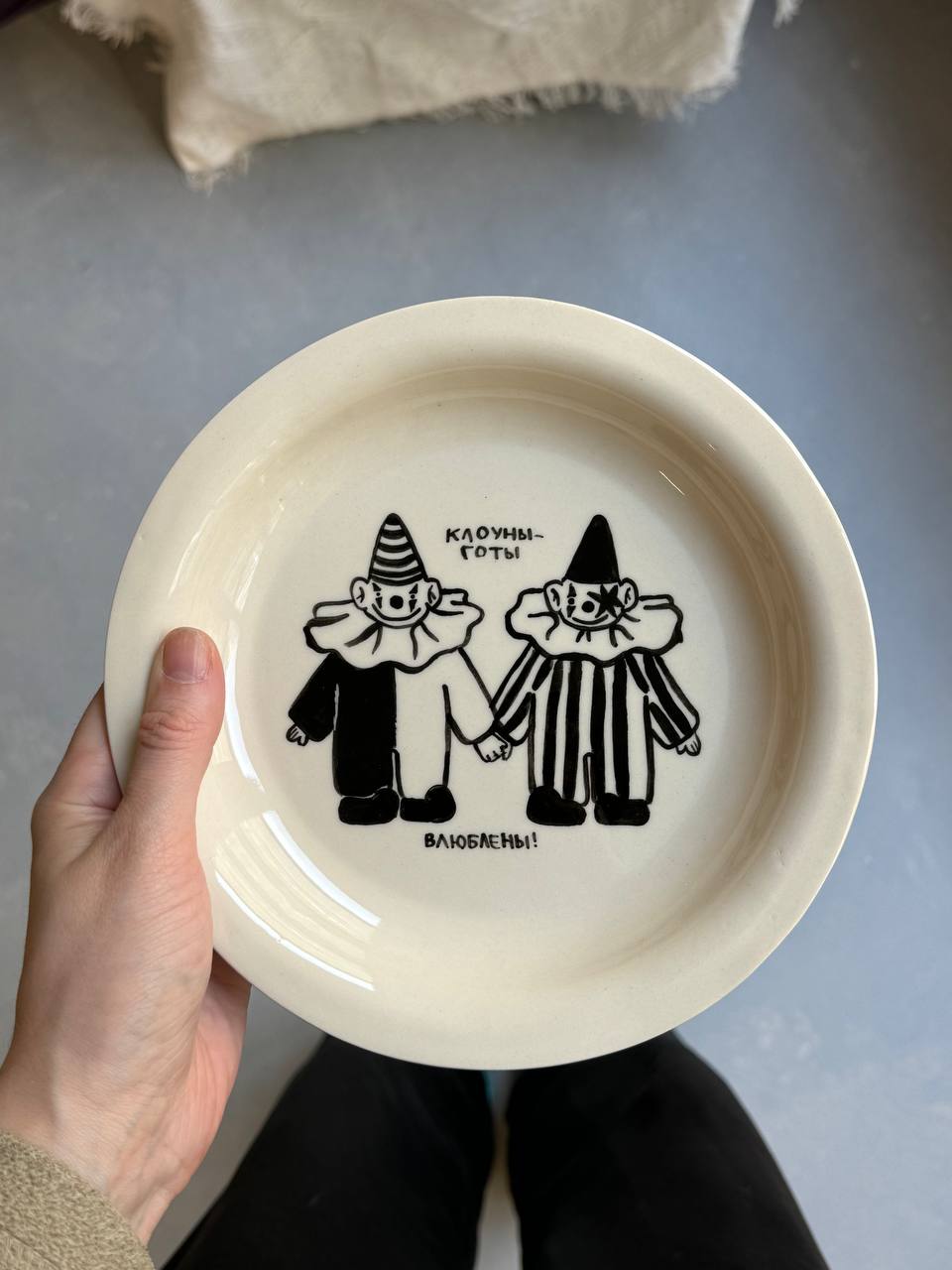 тарелка "клоуны-готы влюблены"